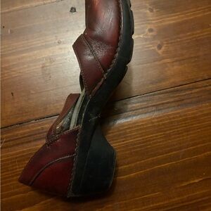 Cranberry red unique Danskos